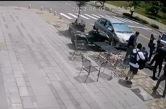 警方專案小組蜂擁而上,趨前踢開男子槍械並予壓制。(記者徐煜勝翻攝)