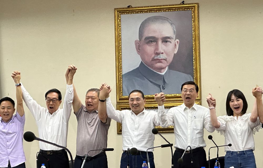《圖說》國民黨總統參選人侯友宜今日與國民黨中常委聯誼會進行便當餐敘,席間就各式重大國政、兩岸關係等議題進行交流請益,左三為國民黨中常委聯誼會會長、新北市議會議長蔣根煌。〈侯選辦提供〉