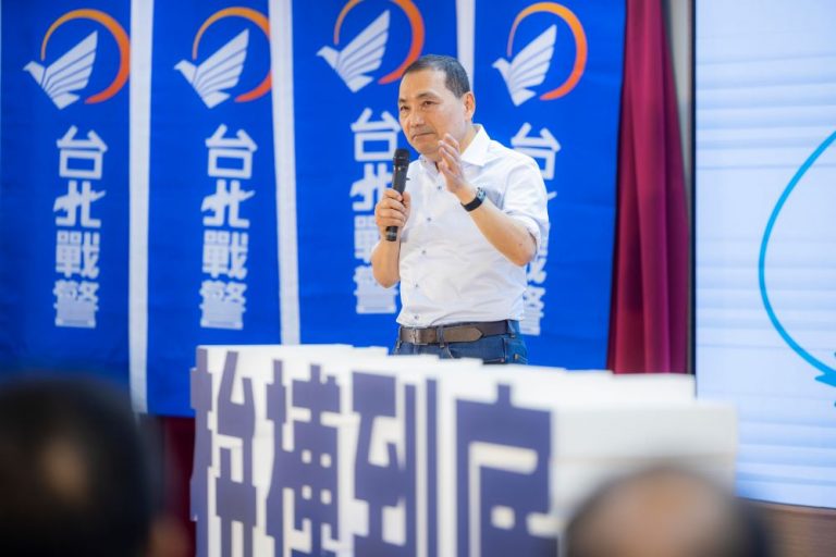 今天是警察節，侯友宜與戰警弟兄、警大同學們齊聚一堂，以「打死不退」影片闡述侯友宜與警察弟兄以生命守護中華民國及台澎金馬這片土地的精神。〈侯選辦提供〉