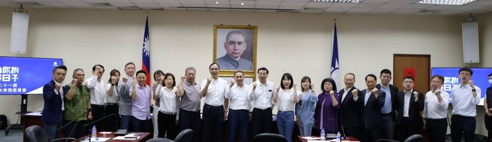 《圖說》國民黨總統參選人侯友宜與國民黨中常委聯誼會進行便當餐敘,國民黨主席朱立倫到場致意。〈侯選辦提供〉