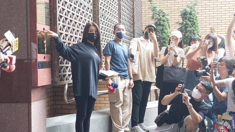 小紅老師到台北地檢署按鈴控告NONO性騷、性侵等罪。(記者張欽攝影)