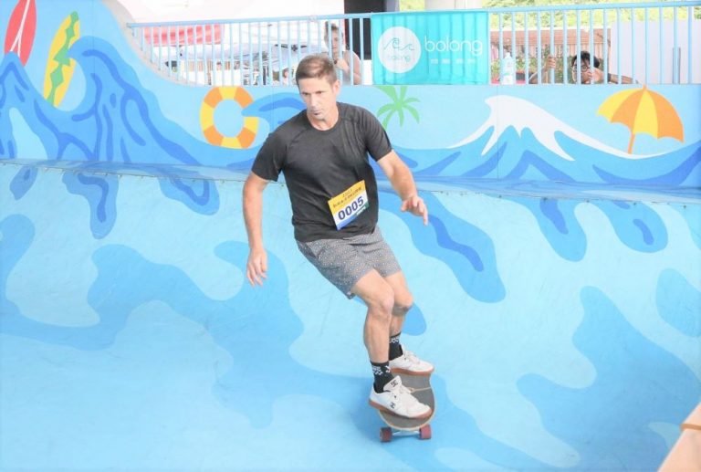 《圖說》紐西蘭選手Evie Robinson展現衝浪滑板高超技巧。〈教育局提供〉