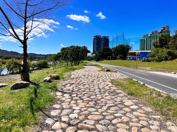 《圖說》新店溪親情河濱多樣選擇,步行車行都行。〈水利局提供〉