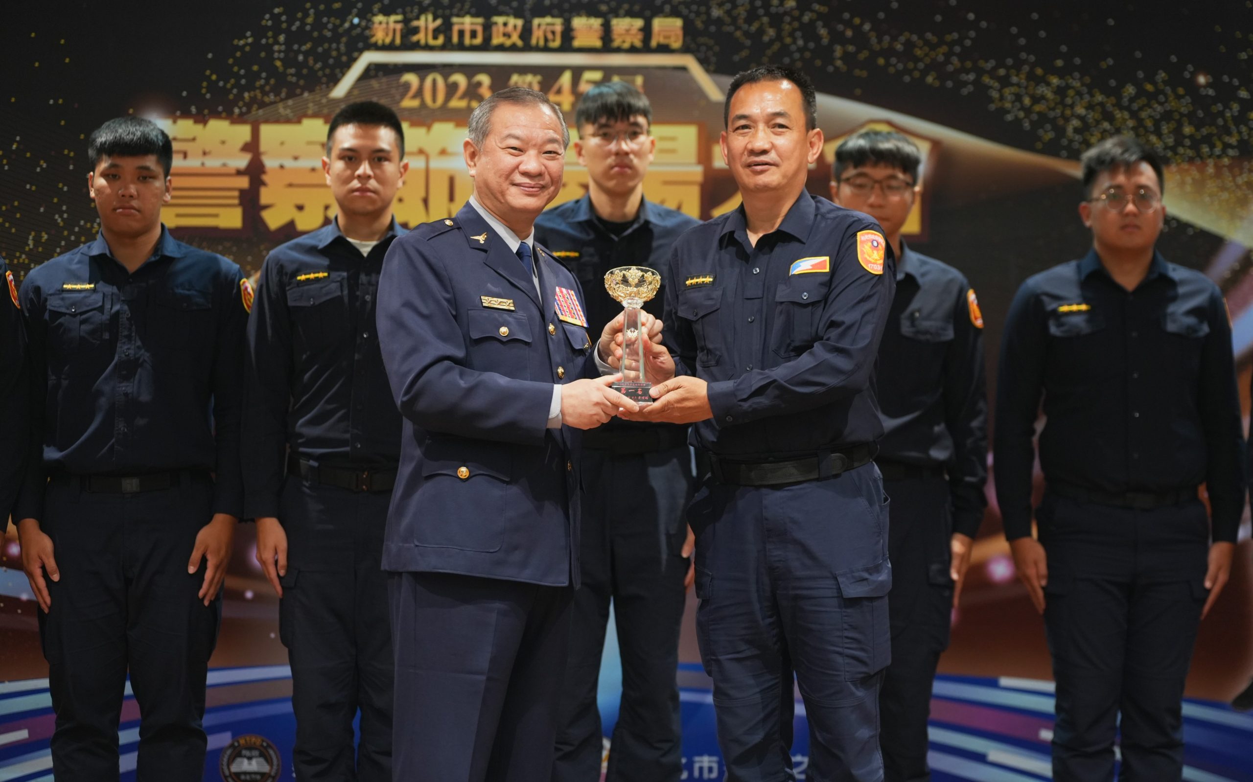 新北市警察局今日舉辦警察節慶祝大會,局長廖訓誠頒獎表揚模範警察、刑事鑑識楷模及資深優良警察獎章代表。〈警察局提供〉
