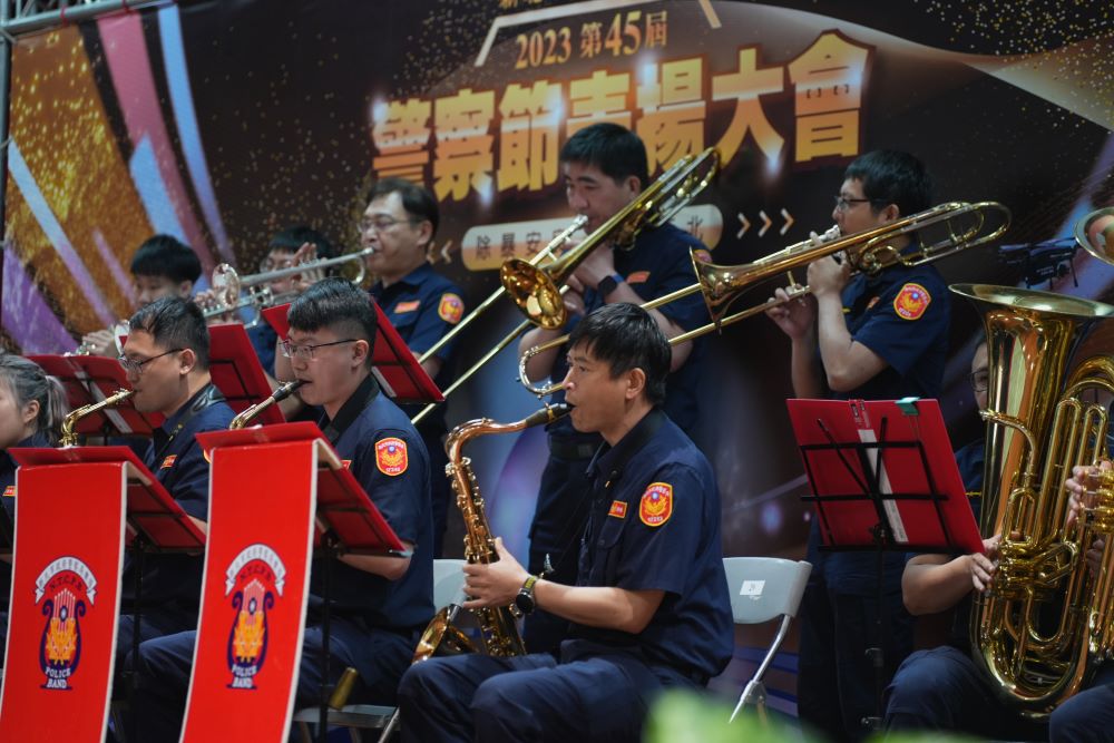 全國地方警察機關唯一的新北市警察樂隊,帶來精彩演出,為現場注入更加溫馨歡樂的氛圍。〈警察局提供〉