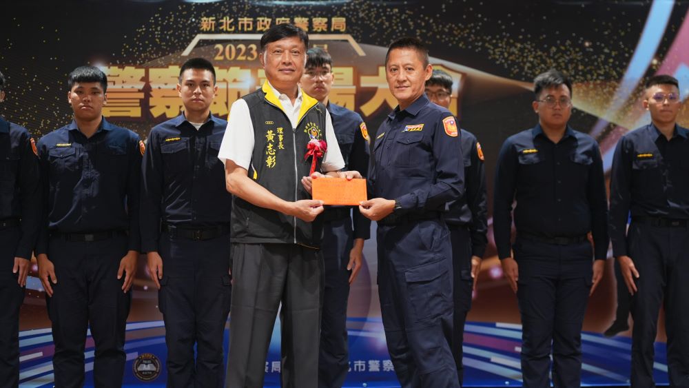 新北市警察之友會黃志彰理事長表揚績優員警。〈警察局提供〉
