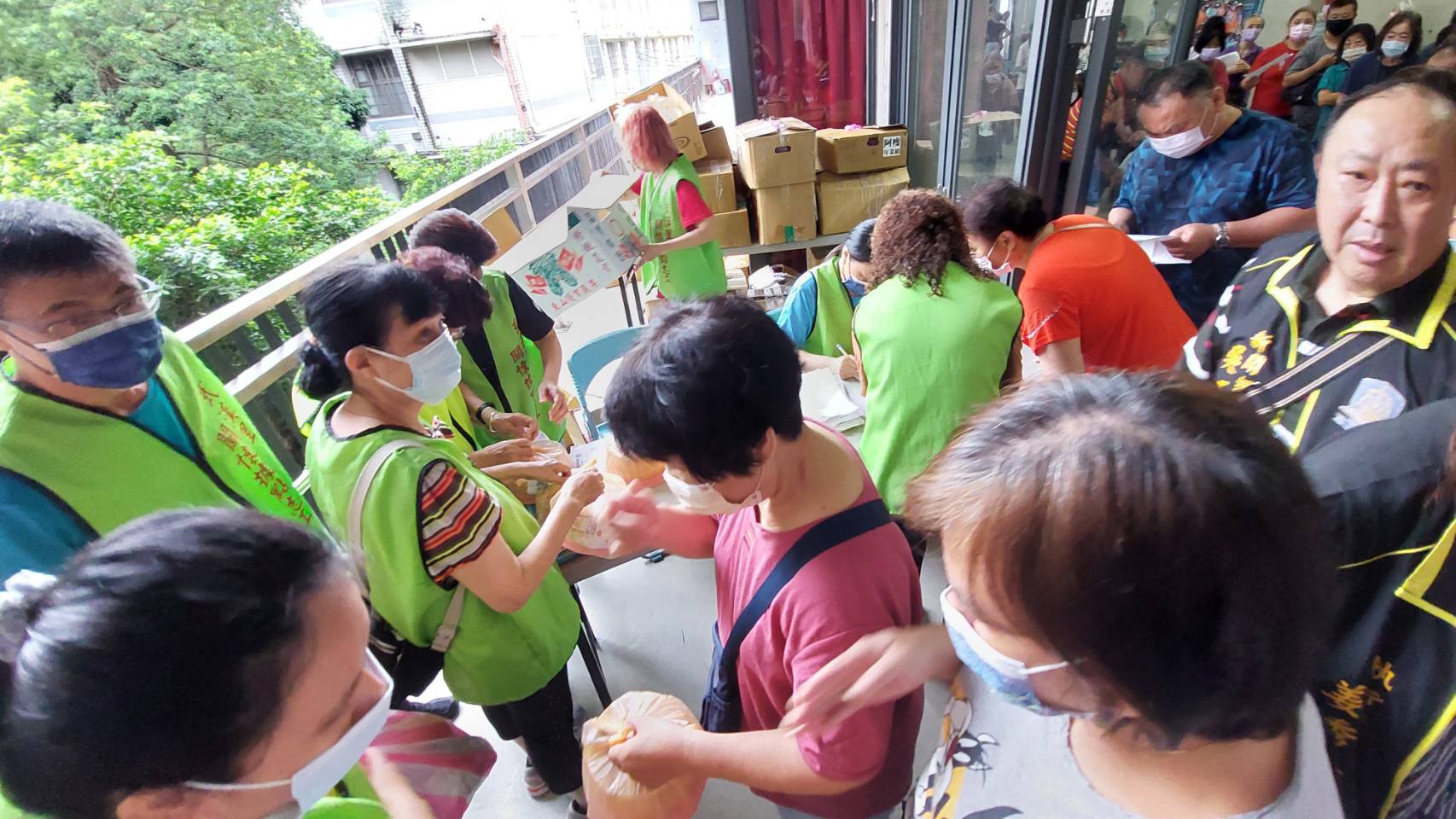 活動結束,志工發放民生物資給參加的長者。(記者張欽攝影)