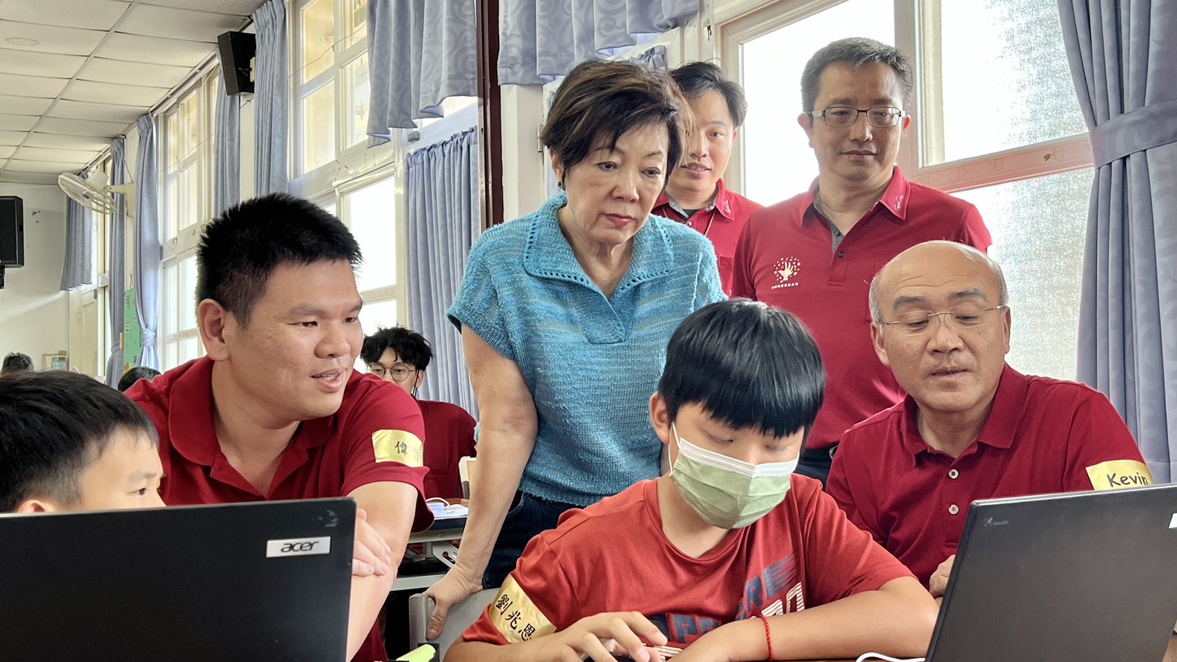 AI人工智慧營廣受學童歡迎,台積電慈善基金會董事長張淑芬帶領學童初探人工智慧之門。(圖/記者薛秀蓮拍攝)