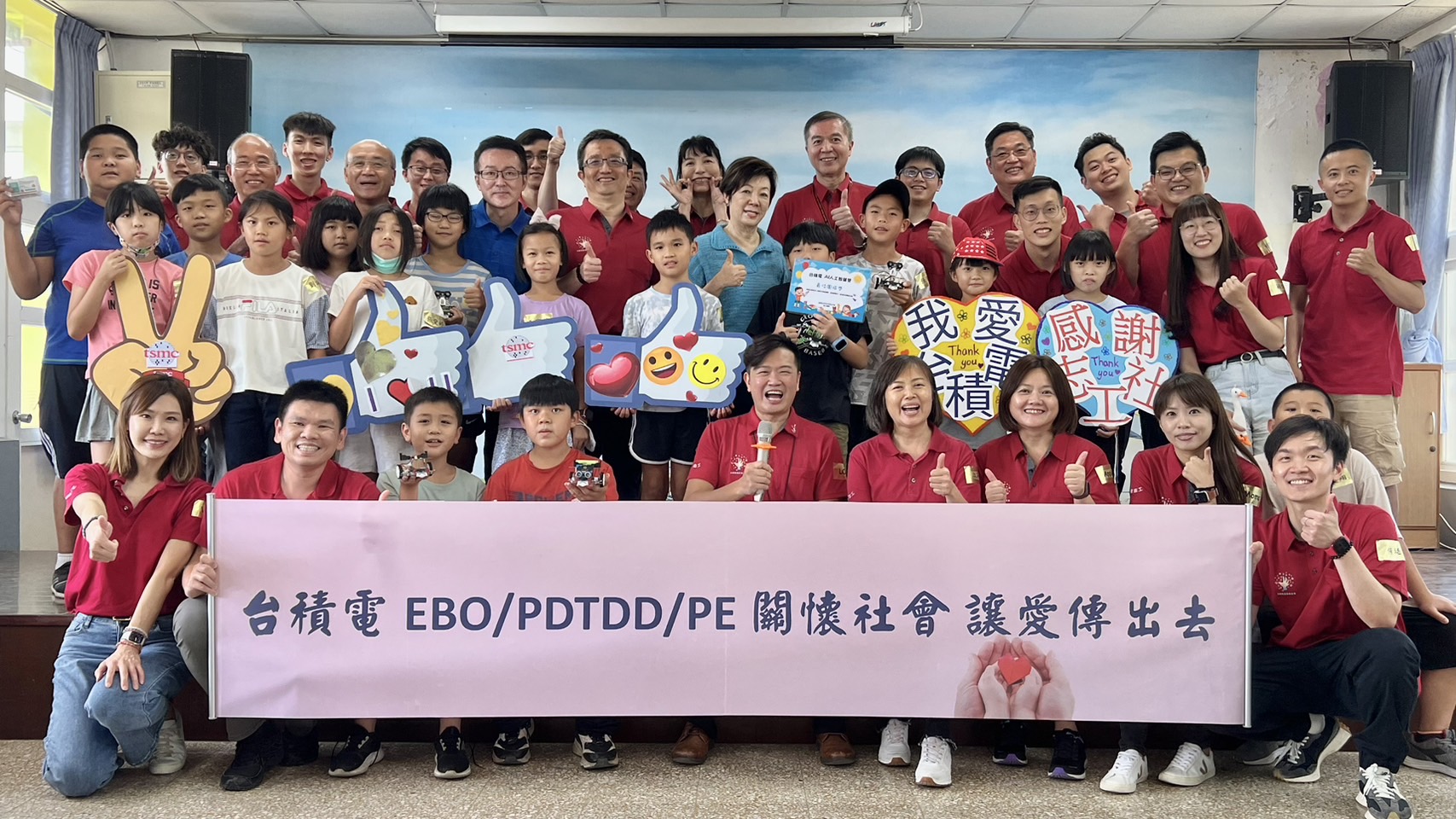台積電慈善基金會董事長張淑芬和志工與瑞興國小學生合影。(圖/記者薛秀蓮拍攝)