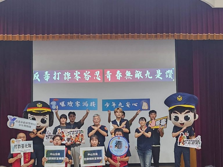 台北市政府警察局局長張榮興表示(左二)與青春關懷大使陳零九(右二),共同宣讀反毒、反詐標語。(記者 徐煜勝攝)