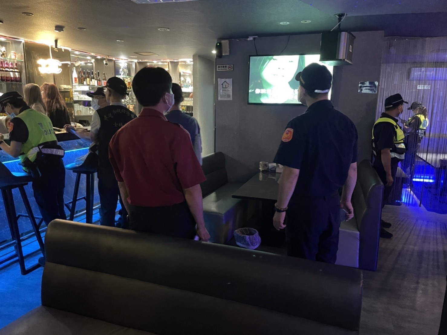 士林分局於青春專案開跑首日,結合市警局少年警察隊及臺北市府各局處組成聯合稽查小組擴大臨檢方式執行,加強查緝,淨化轄區治安,遏止不法行為發生,保護青少年健康成長。(記者楊國域翻攝)