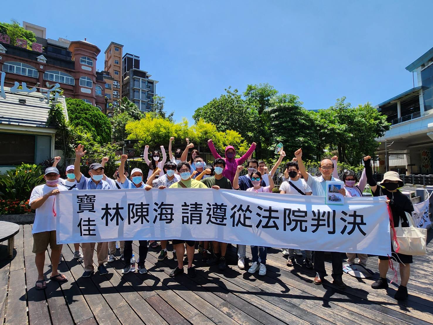 中泰花園廣場逾30位原住戶集體前往寶佳集團創辦人林陳海居住的大湖山莊豪宅前拉白布條抗議。(圖/突擊小組攝)
