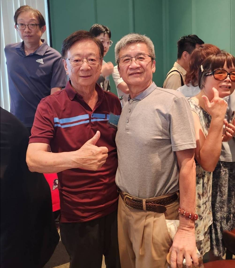 宣捷集團創辦人兼董事長宣明智(圖左)、眾望關懷基金會董事長李文宗(圖右)也親臨與柯P深度交流。(圖/特派小組攝)