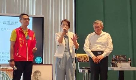 新竹市長高虹安(中)不僅親臨座談會場並上台致詞盛讚民眾黨總統候選人柯文哲(右)。(圖/特派小組攝)