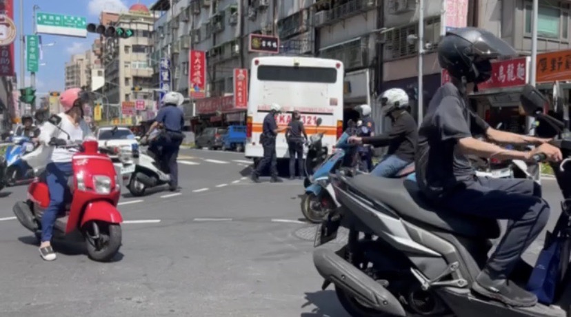 板橋警方合力推公車排除路況。(記者徐煜勝翻攝)