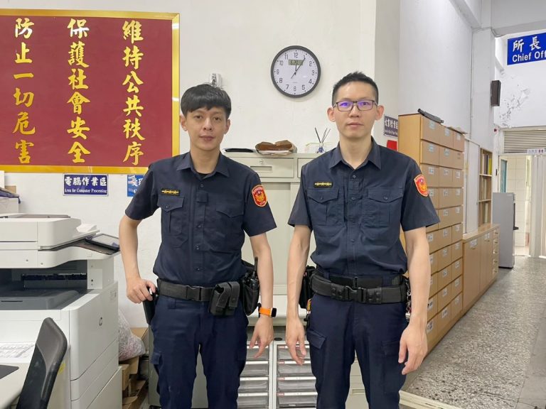 臺北市內湖分局大湖派出所警員徐梓晏、謝承樺。(記者宋紹誠翻攝)
