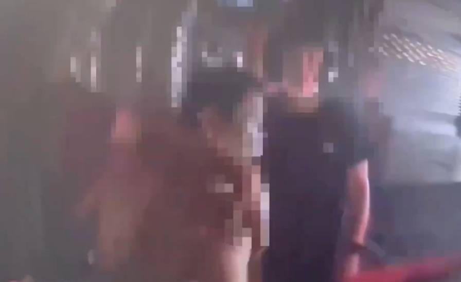 柯男遭熱心民眾及到場警力壓制上銬逮捕。(記者林金聖翻攝)