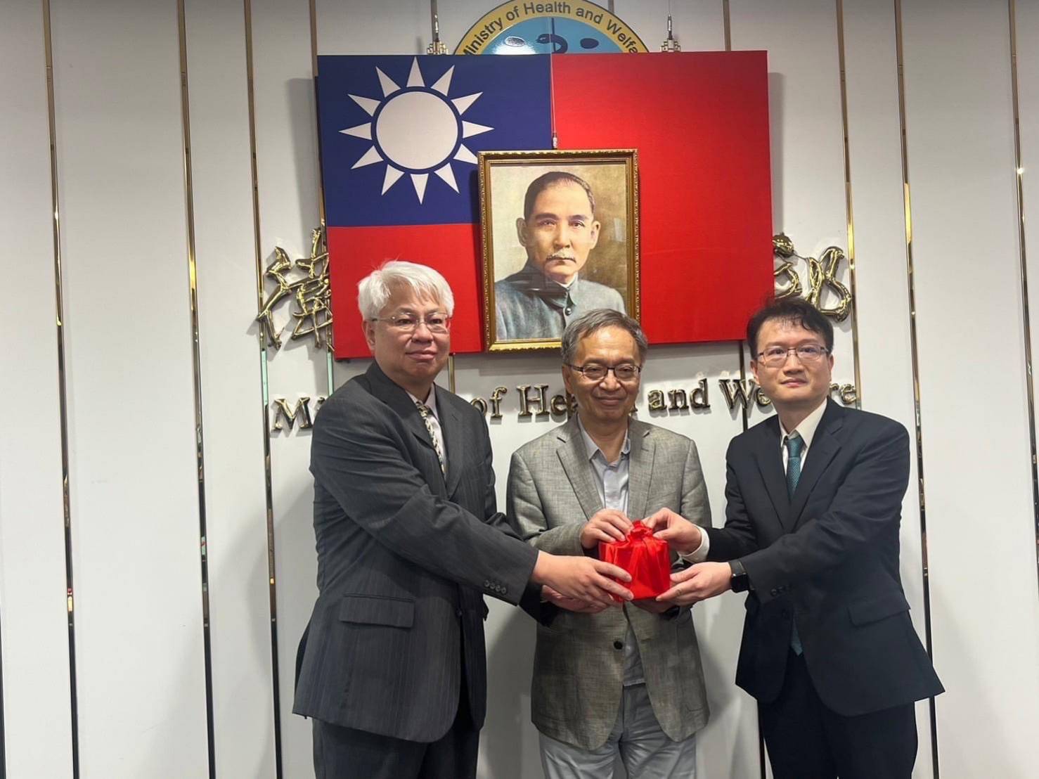 部嘉醫院新舊任院長在衛福部辦理交接(左起原院長黃元德、衛福部長薛瑞元、新任院長莊仁賓)。