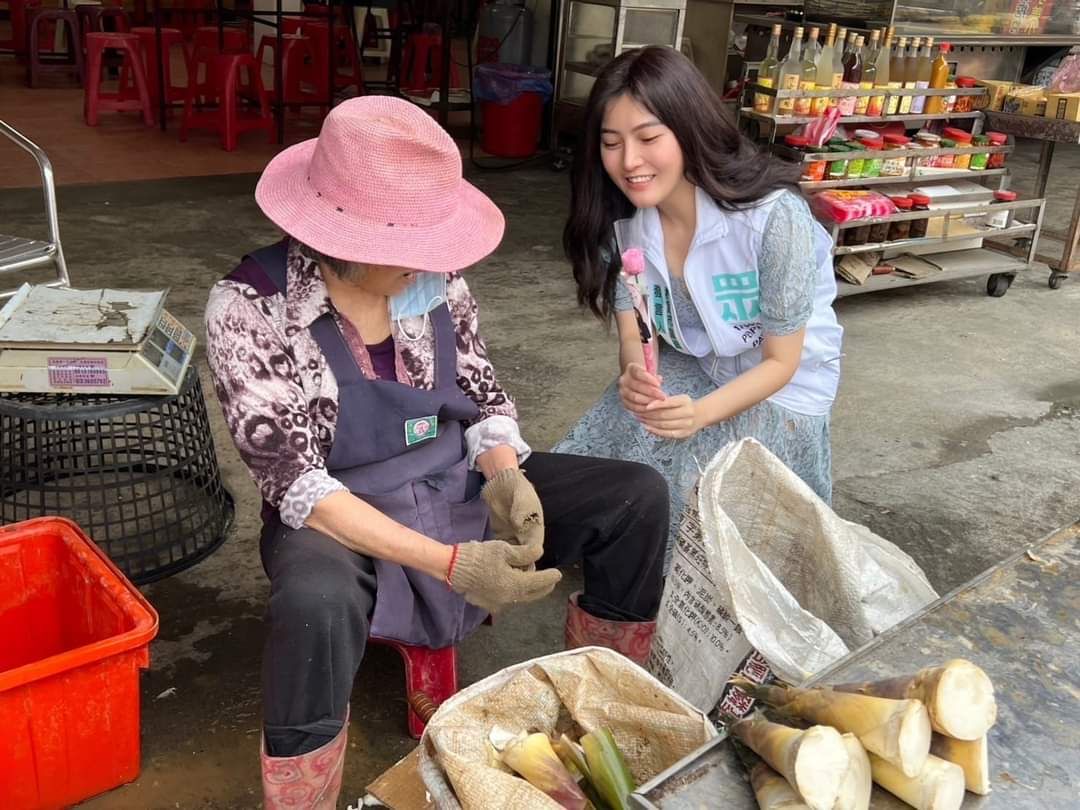 李慕妍形象清新,勤跑基層與民互動。(記者徐煜勝翻攝)