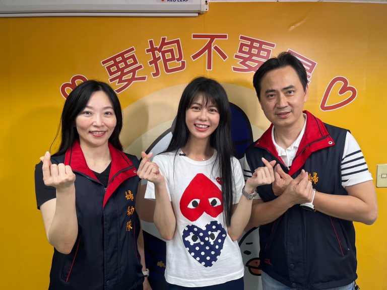 新北市婦幼隊隊長劉家次(右)與網紅白癡公主(中)。(記者徐煜勝翻攝)