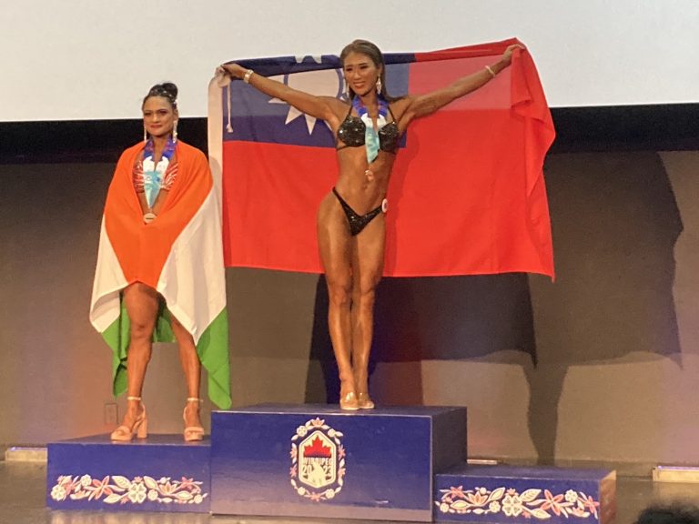 王令樺奪雙金披國旗上台受獎。（記者林金聖翻攝）