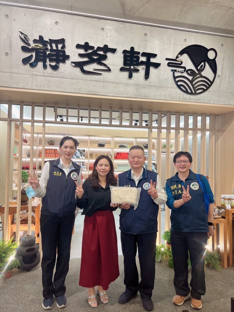 新住民蔡靜(左二)獲築夢計畫補助一圓創業夢想,移民署嘉義縣服務站行動服務前往道賀。(劉志強翻攝)