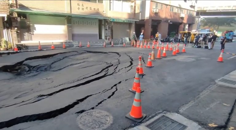 台北市南京西路311號前路面再度塌陷，且塌陷範圍擴大。（記者 施立偉攝）