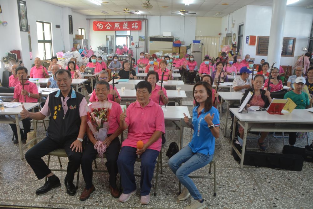 新埔老人會二胡研習班成果發表會,學員與新埔鎮長陳英樓(前排左起)、指導老師彭肇銘、老人會會長姜鳳秋、新竹縣議員呂宛庭等人合影留念。〈新埔鎮老人福利協進會提供〉