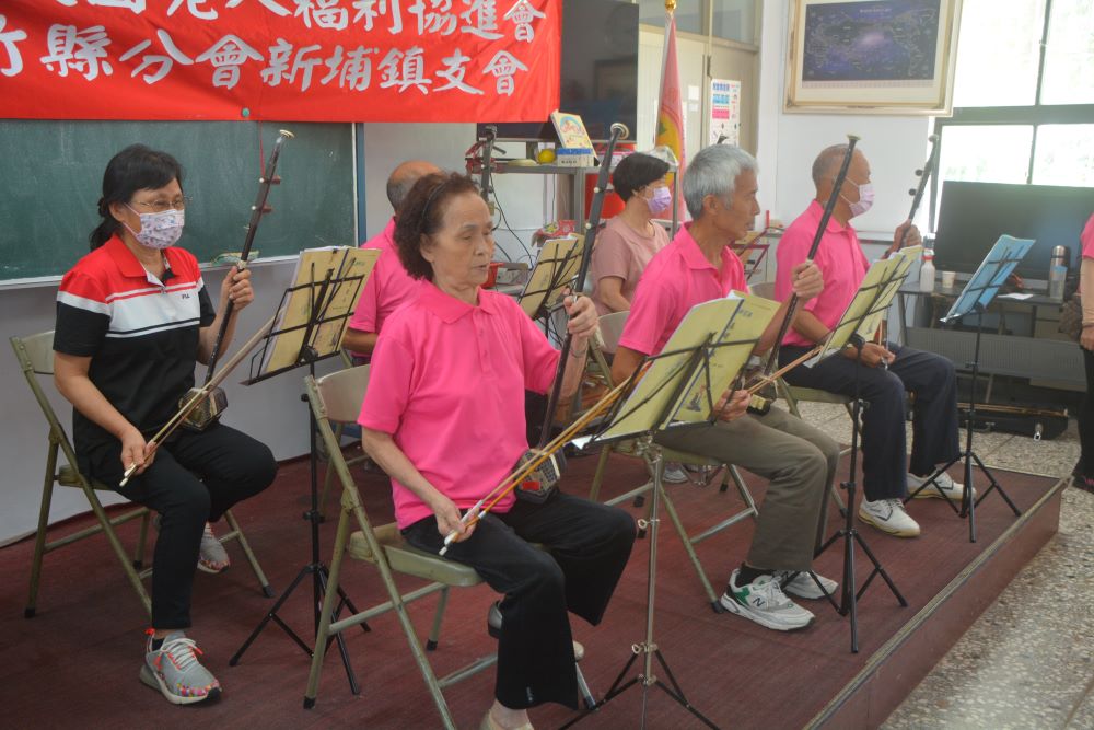活到老,學到老。新埔老人會4日舉行二胡研習班,成果發表會。總年齡將近1900歲的學員,在舞台上展現三個月的學習成果。〈新埔鎮老人福利協進會提供〉