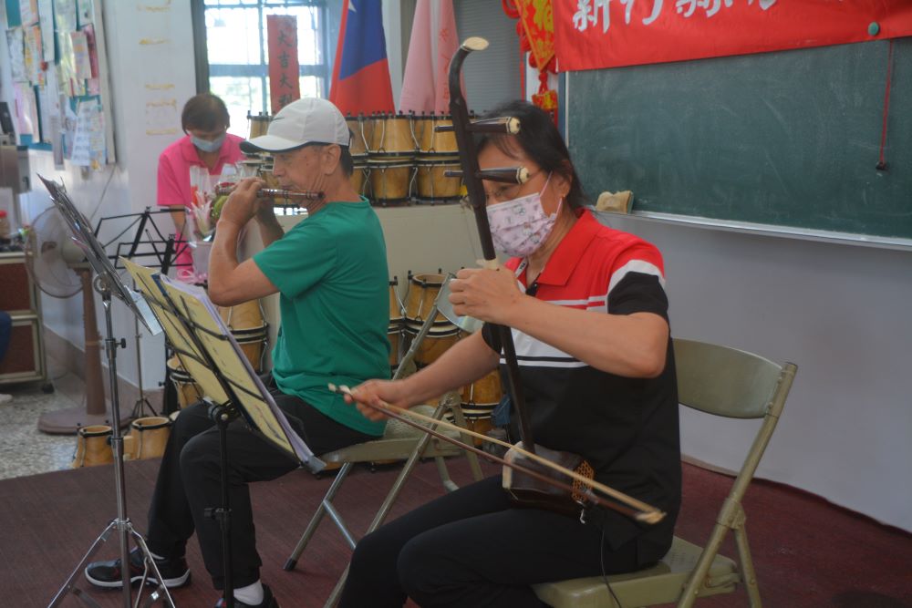 新埔老人會二胡研習班成果發表會,學員在舞台上展現三個月的學習成果。在林永福(前左)的採茶歌與客家組曲笛子,與林永福與藍金英(右)二胡演奏「萍聚」樂曲聲,研習會下完美句點。〈新埔鎮老人福利協進會提供〉