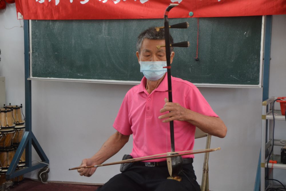 新埔老人會二胡研習班成果發表會,資深樂師彭肇銘義務擔任指導,將從不曾拉過胡琴的學員,教到可以上台演出。〈新埔鎮老人福利協進會提供〉