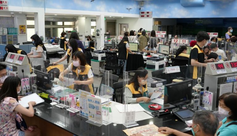 市府第一線工作人員業務量負擔重,中央喊調薪卻要地方政府自負一半支出,「有功中央攬、有苦地方擔」,天理何在?〈市府資料照片〉