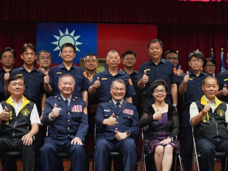 沈伯陽與外勤主管合影留念。〈警察局提供〉