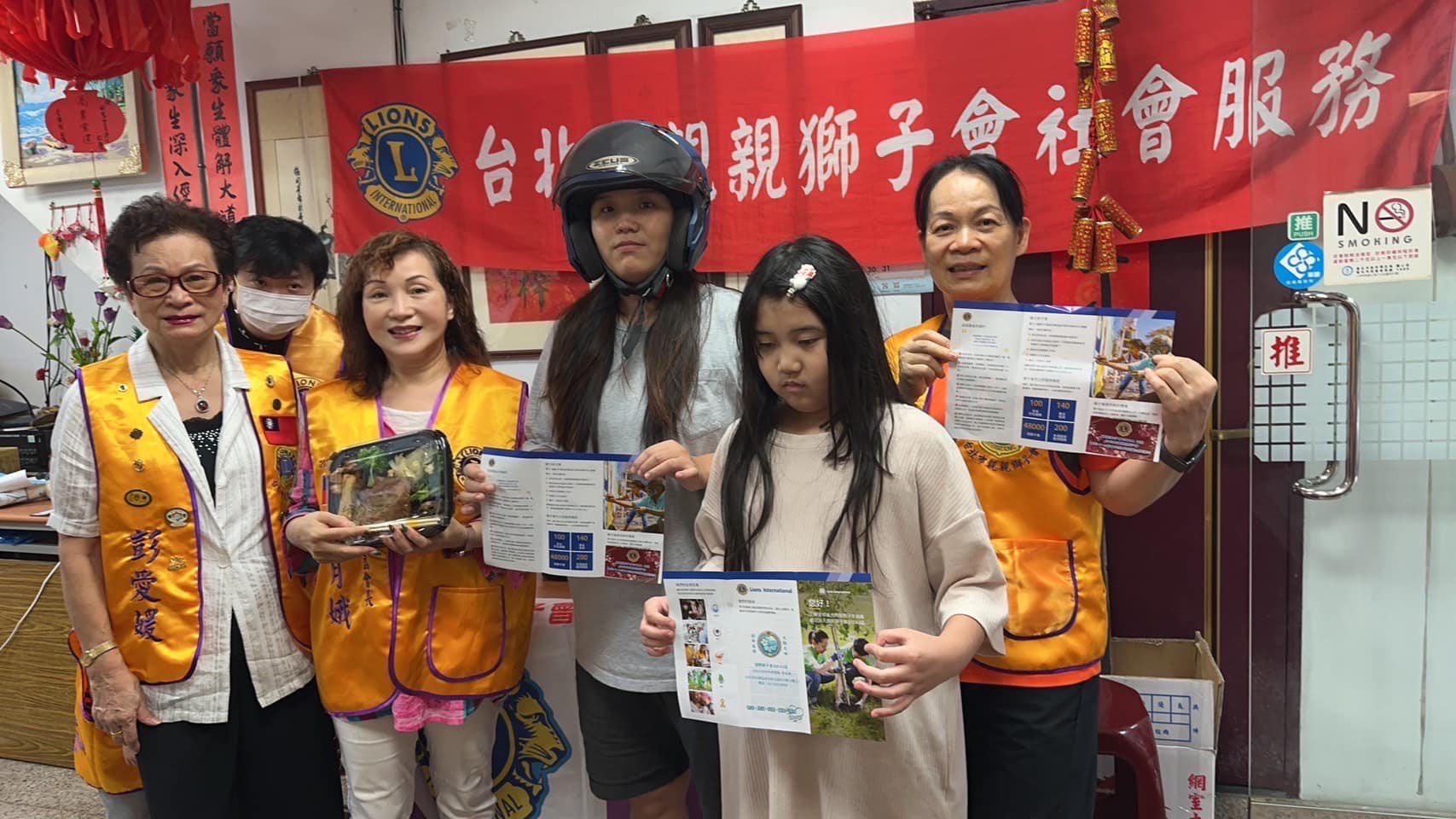 這次的愛心送便當活動,不僅填飽了仁德里居民的胃,更將溫情和愛心融入社區的每個角落,展現了親親獅子會團隊的熱情和關懷。