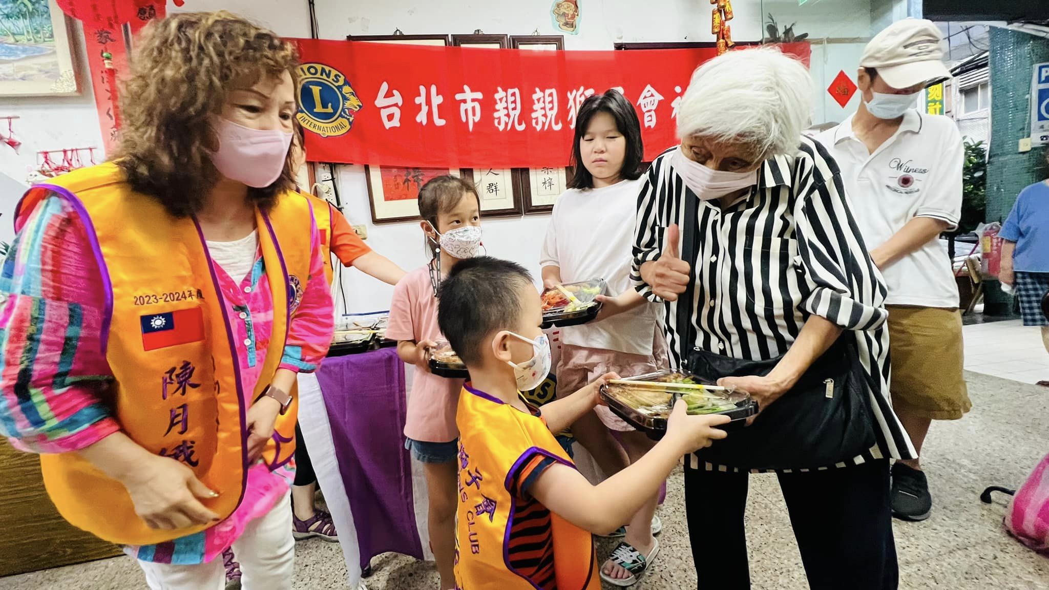 小朋友的笑容讓愛心送便當活動充滿童真,也為活動注入了無限活力。