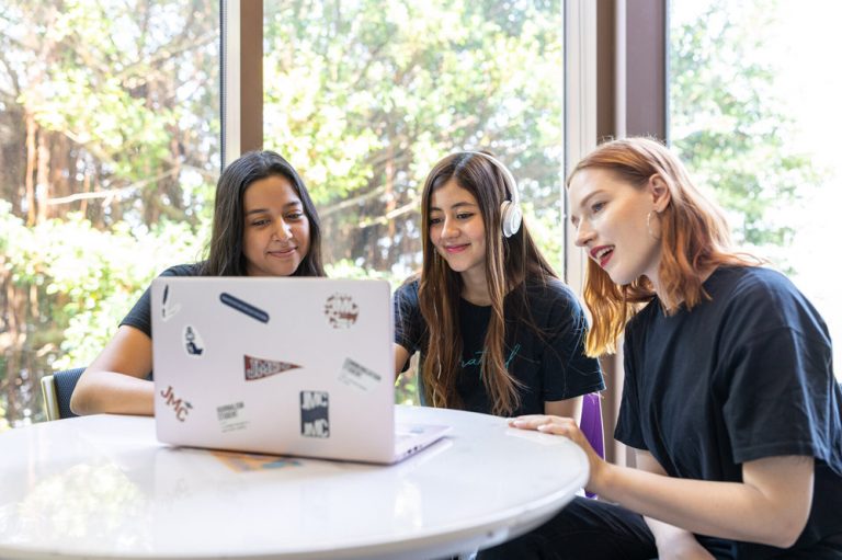 銘傳大學吸引來自超過90個國家的留學生，同時也提供本地學生走向國際的機會。(圖/銘傳大學提供)