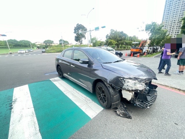 林口區文化二路二段發生兩輛汽車在路口發生碰撞事故,現場僅有車輛受損,無人受傷,而雙方駕駛都未涉及酒駕行為。(記者黃荷琇翻攝)