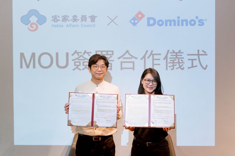 周副主委與達美樂行銷長李嘉惠共同簽署暨新品發表會。(圖/業者提供)