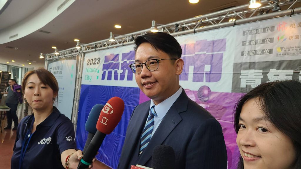 青商會總會長林鼎鈞說明此次論壇邀3位總統參選人與會之目的。(記者林金聖攝)