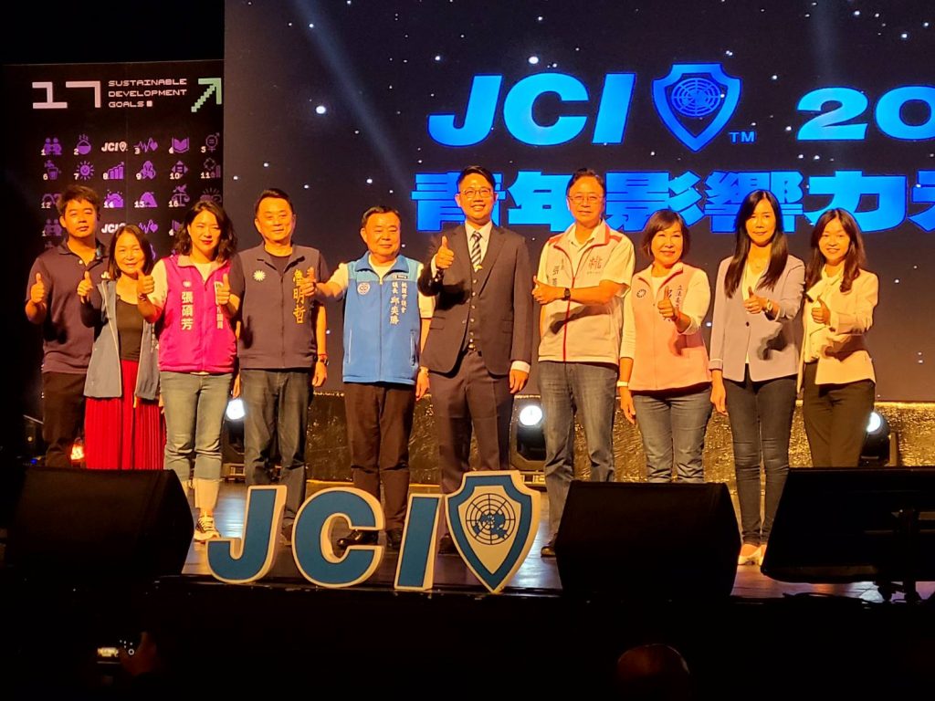 青商會總會長林鼎鈞(右五)邀請桃園市長張善政(右四)、議長邱奕勝(左五)等貴賓為論壇揭開序幕。(記者林金聖攝)