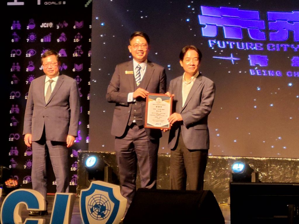 民進黨總統參選人副總統賴清德接受青商會致贈感謝狀。(記者林金聖攝)