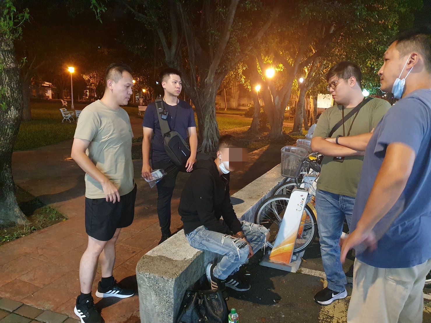 板橋警專案小組即時逮捕取款車手。(記者徐煜勝翻攝)