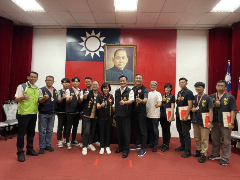 台灣警雁關懷協會理事長盧苓率眾幹部前往台東縣警局頒獎破案員警。（記者徐煜勝翻攝）