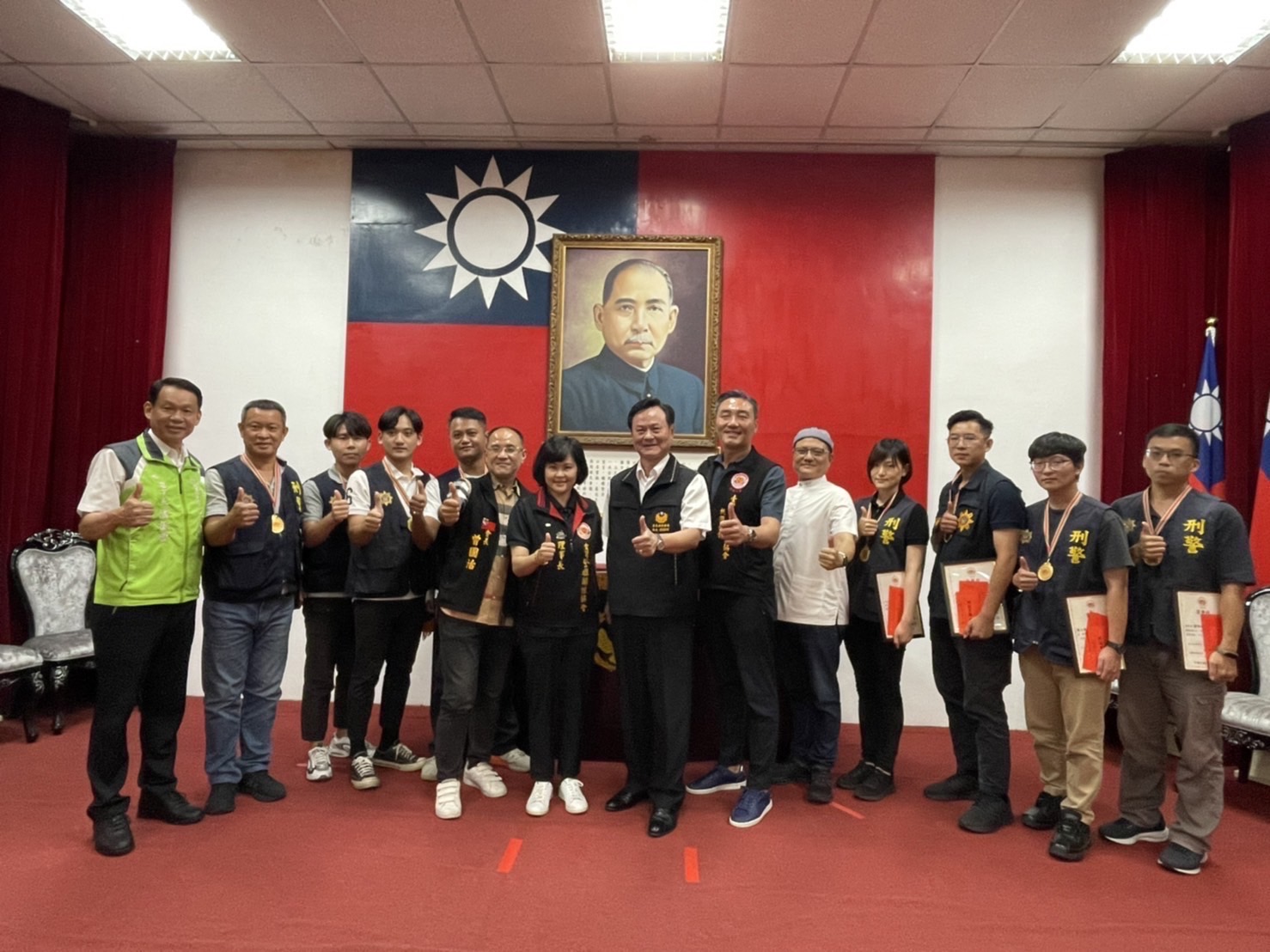 台灣警雁關懷協會理事長盧苓率眾幹部前往台東縣警局頒獎破案員警。（記者徐煜勝翻攝）