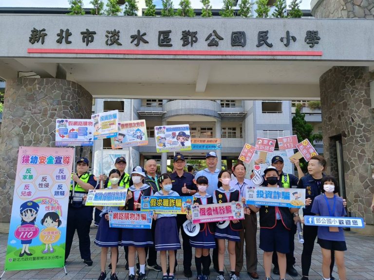 淡水警分局長陳保緒率同仁維護學童安全。（記者徐煜勝翻攝）