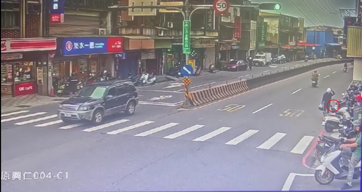 淡水警方調電眼幫越女尋回皮夾。(記者徐煜勝翻攝)