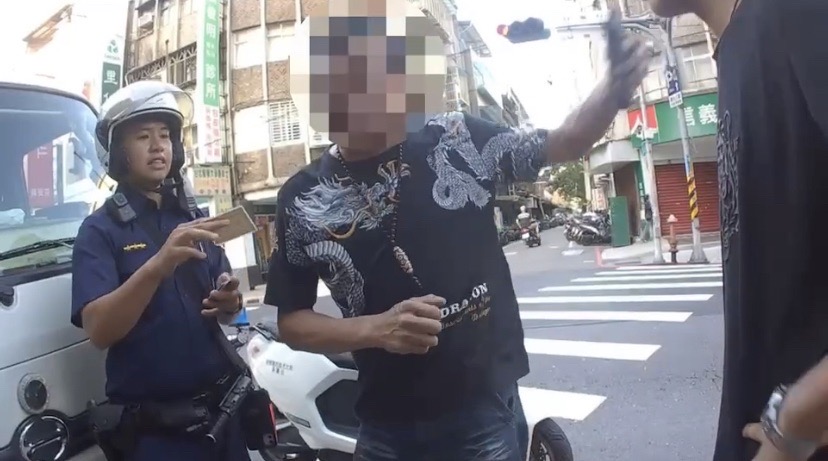 板橋警查緝黃嫌時發現其乃通緝犯。(記者徐煜勝翻攝)