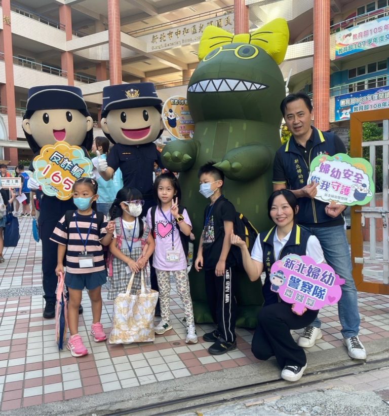 新北婦幼隊隊長劉家次率隊員守護開學首日兒童安全。（記者徐煜勝翻攝）