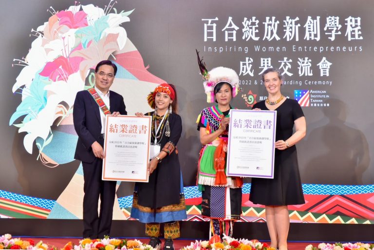 夷將Icyang主委與孫曉雅Sandra Oudkirk處長頒發結業證書。（圖/原民會提供