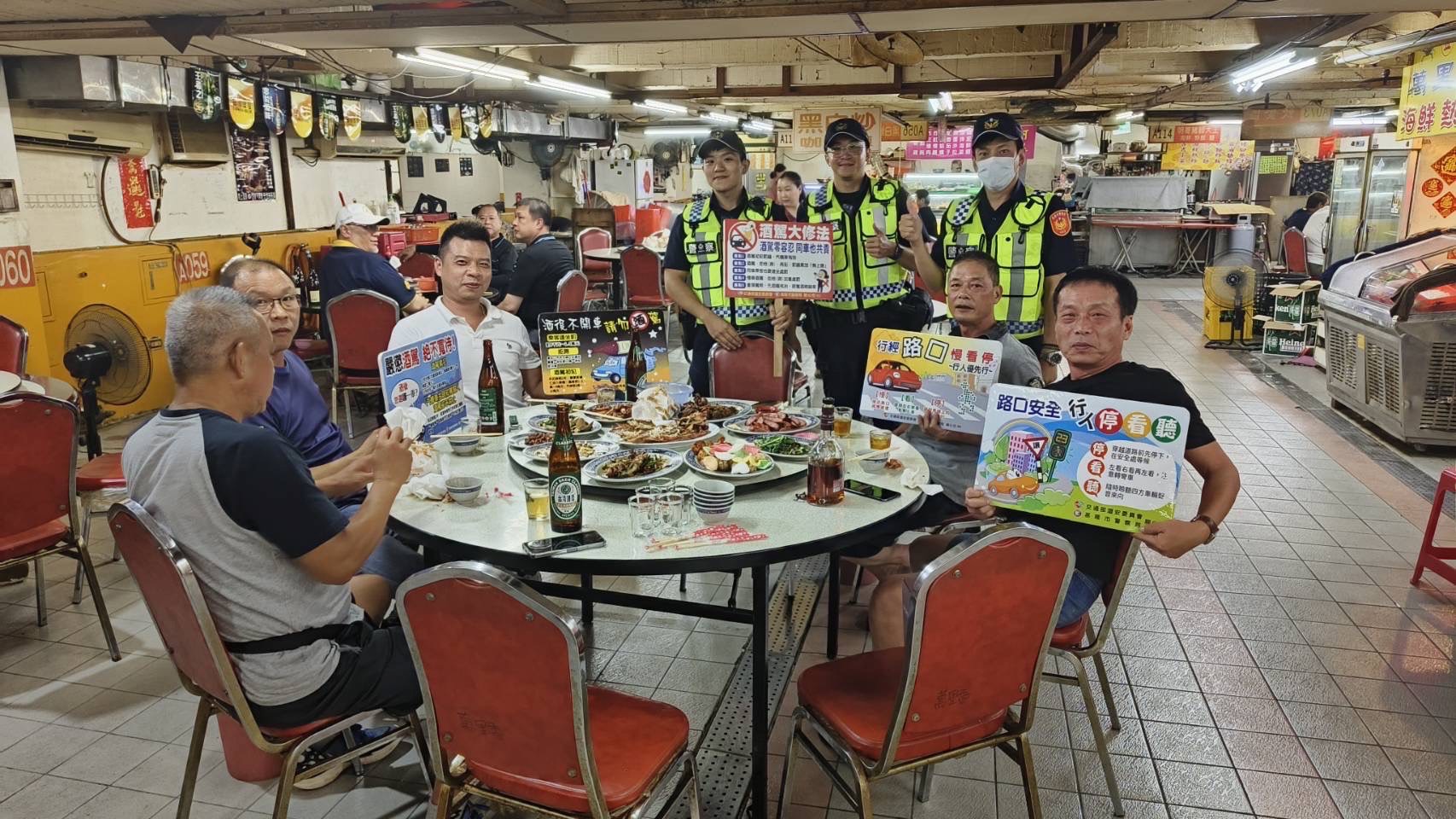 易飲酒場所,向店家及客人加強宣導「喝酒不開車」、「指定駕駛」、「酒後代駕」。(記者宋紹誠翻攝)